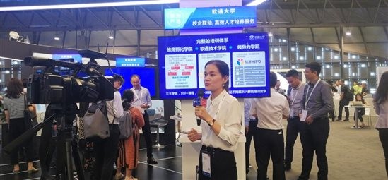 “云”开见日，“AI”生花，尊龙集团官网动力携五大主题亮相华为HC大会